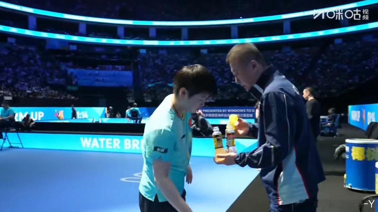 孙颖莎0-1金娜英现在到底是谁在给孙颖莎制定技战术？🦞这次来来往往都在老鸭身边