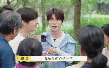 张远在公园相亲角被大妈围观啦！
看看这钻石张老五有多受欢迎！
美食告白记到底是个