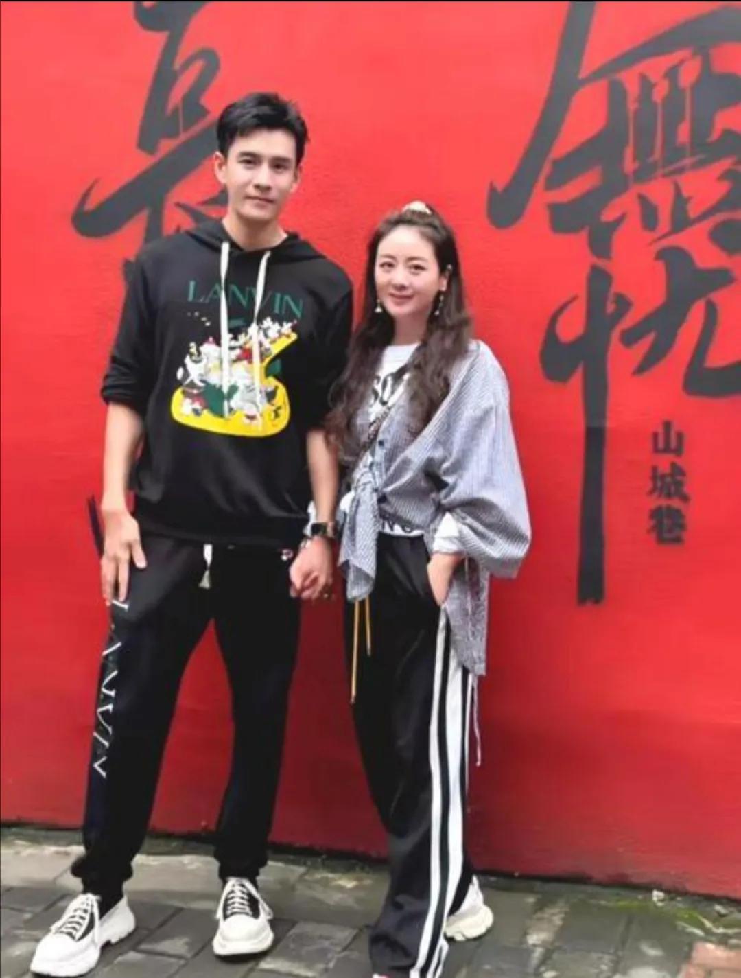 这对夫妻女的虽然比男的大六岁，但一点都看不出来，女的好显年轻，说他俩同岁也不为过