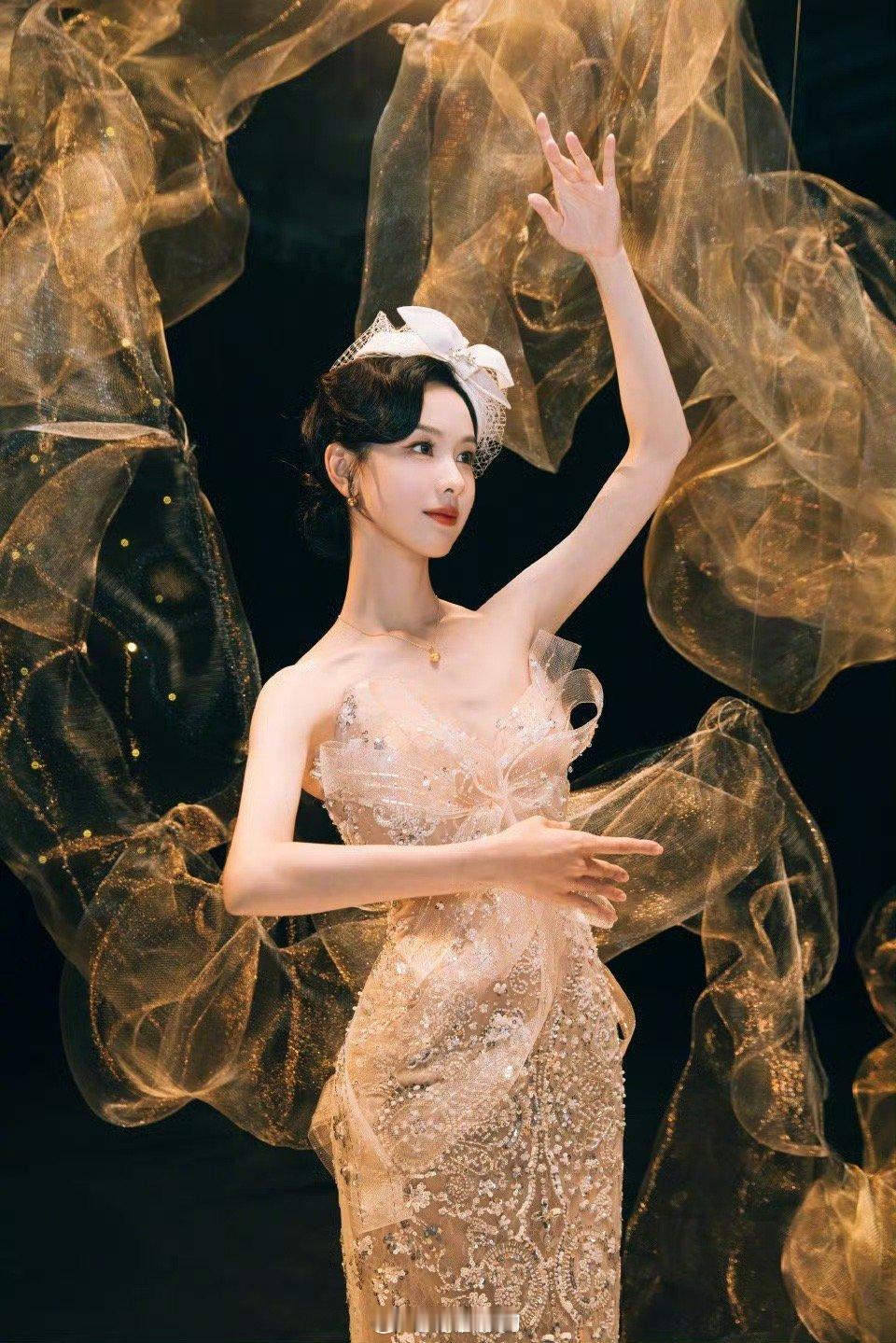 河南春晚有两个陈都灵 陈都灵和另一个陈都灵的同台也太有感觉了，仿佛时光倒流又向前