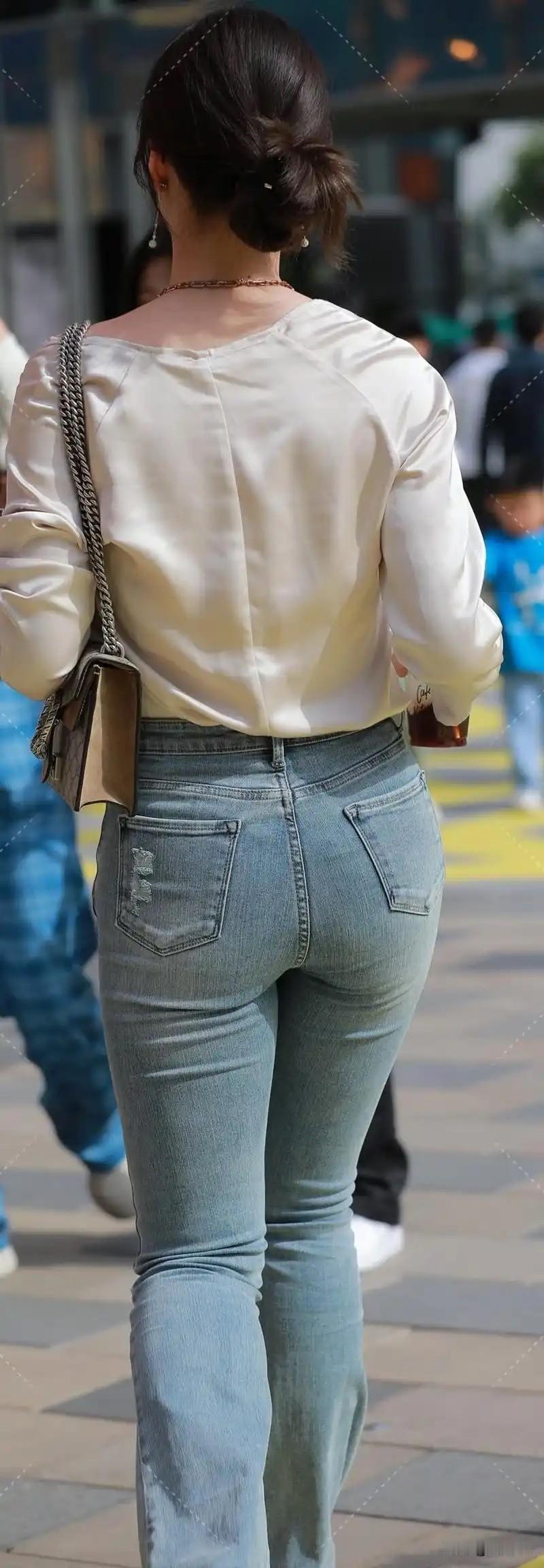 白色衬衫+破洞牛仔裤，搭配太阳镜，轻松自在，都市时尚感十足！