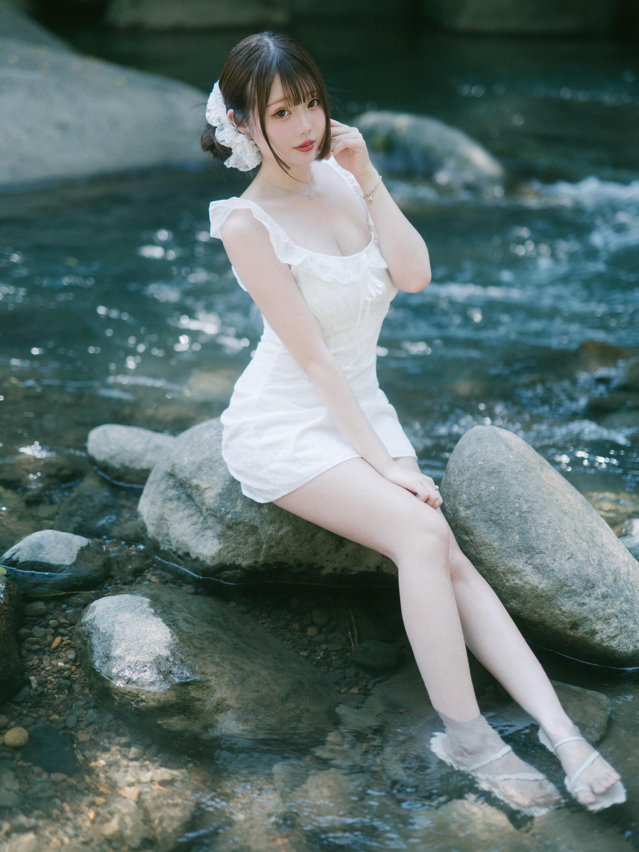 溪水、阳光与白裙，是夏天最好的模样。