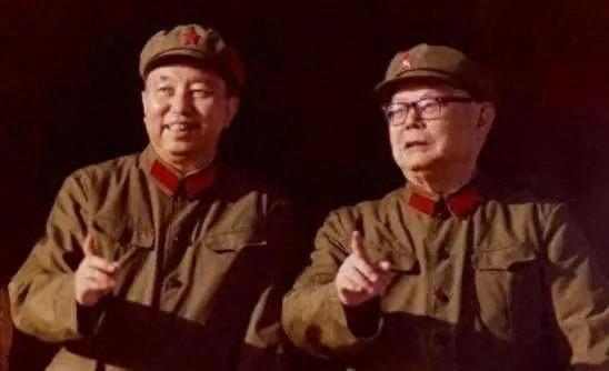 【华国锋与叶剑英在一起】
画面左侧是华国锋同志，右侧是叶剑英元帅。这张照片拍摄于