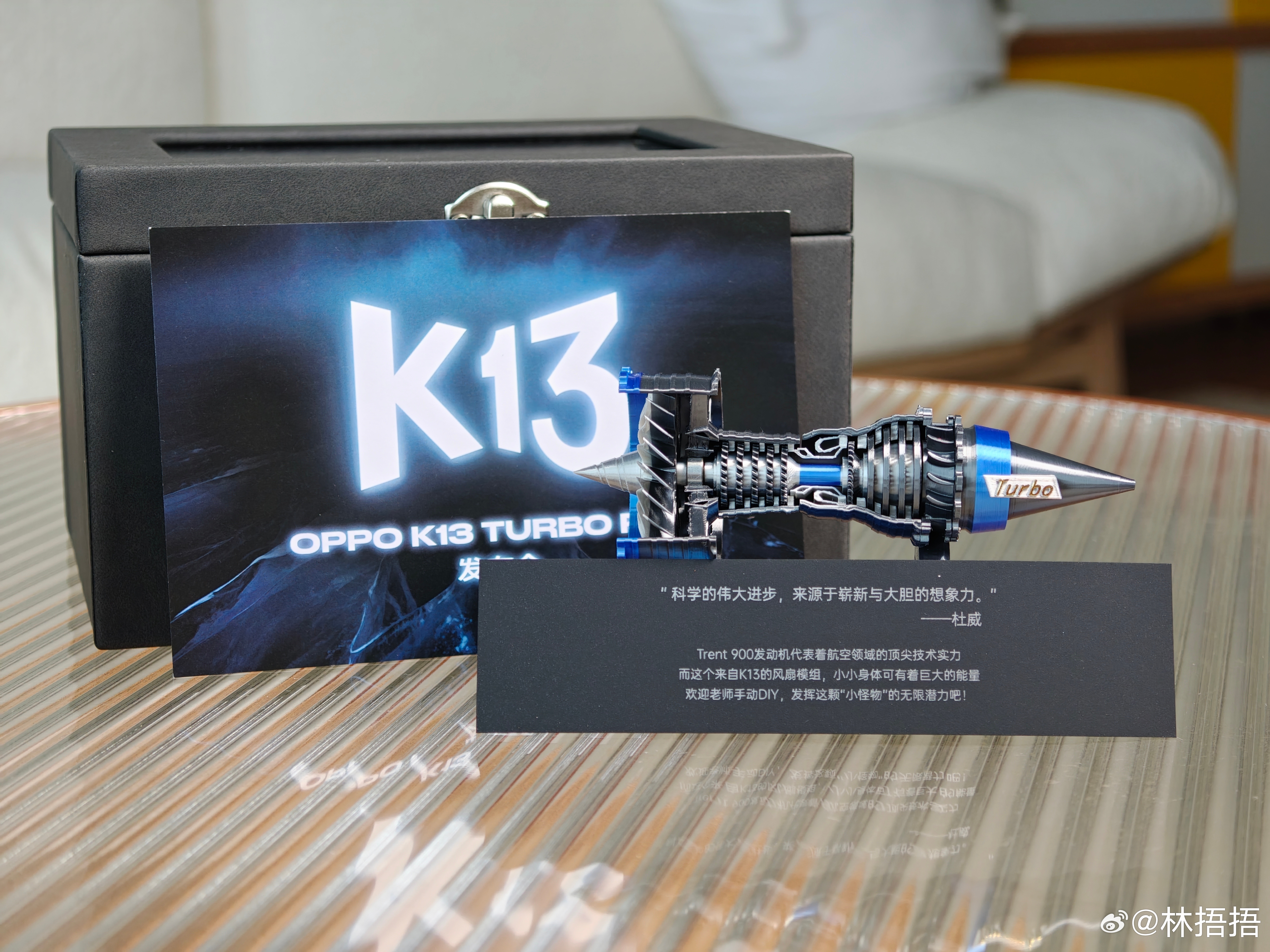 OPPO K13 Turbo 系列的邀请函有点意思，后面是我之前3D打印项目打的