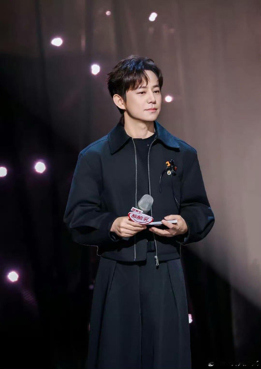 快给何炅找长生不老药何老师这冻龄术谁不羡慕，十几年如一日的少年感，快给何老师安排