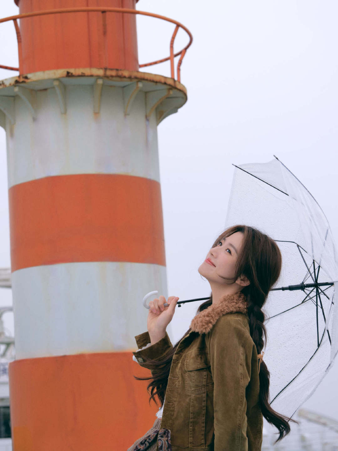 卢昱晓旅程中的意外 卢昱晓雨中撑伞照 卢昱晓雨中撑伞照 