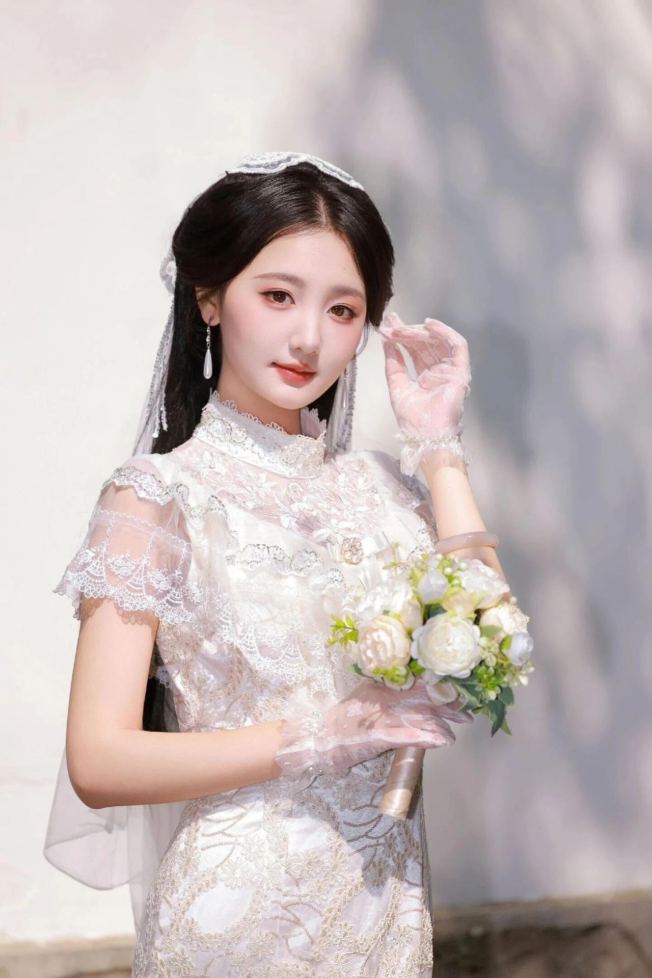 这组照片将中式古典与西式浪漫完美融合，呈现出一种极致的优雅与圣洁。
画面中的女子