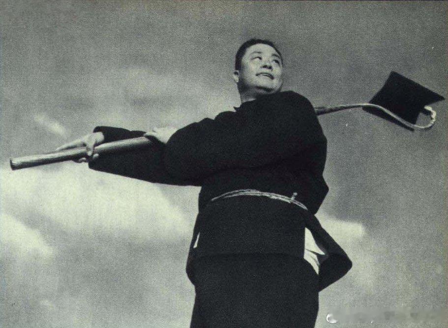抗战时期的程砚秋，避居北京西郊青龙桥，种地度日，坚决不为日伪演戏历史影像 ​​​