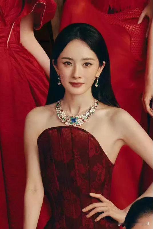 原来Vogue封面是8月初拍摄的啊！！

8月11日拍摄的，3天后生万物开播了，