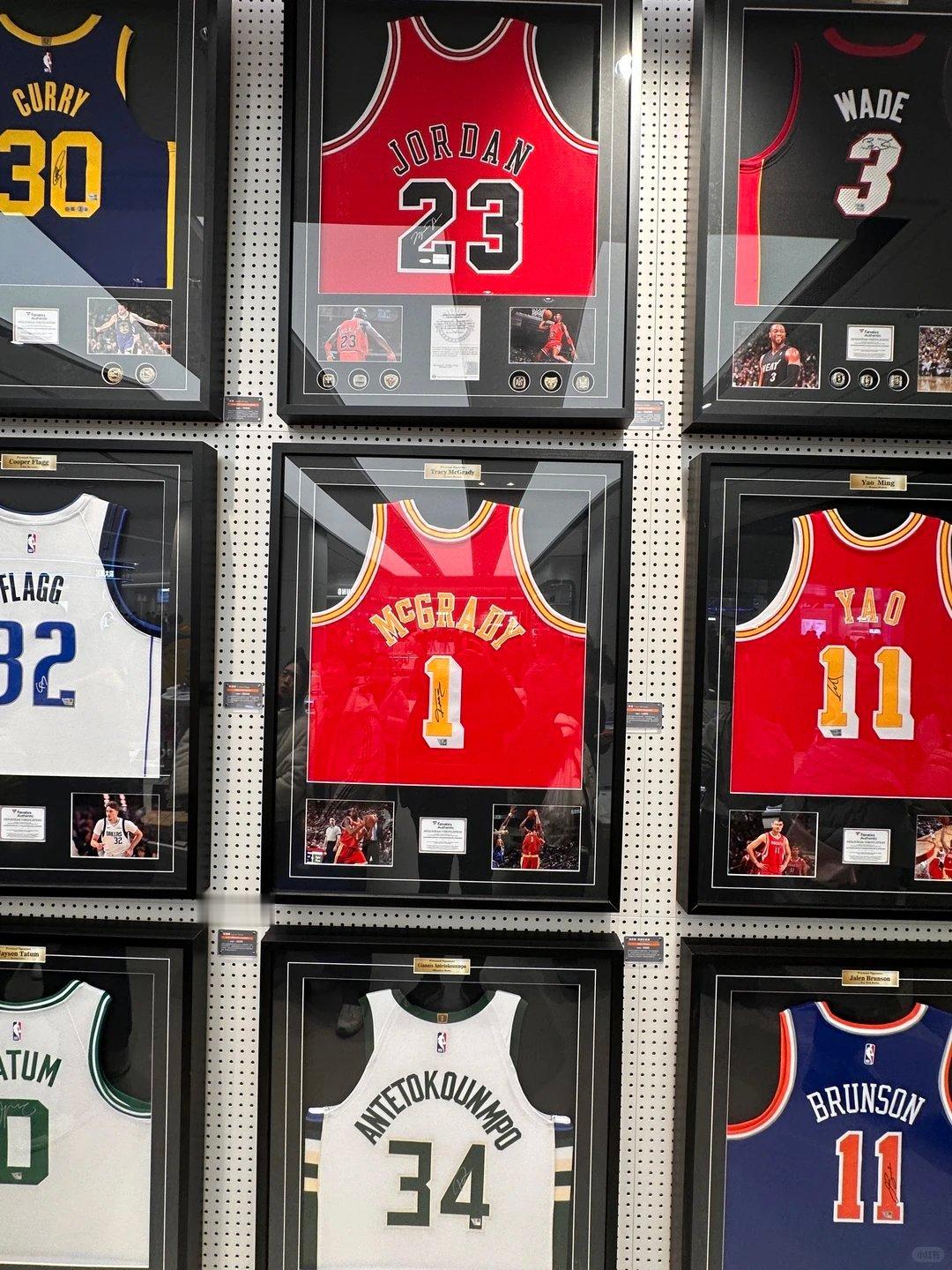 胖东来售卖梅西签名球衣这个区域确实惊喜，恐怕再没比在这里买更放心的地方了，关键价