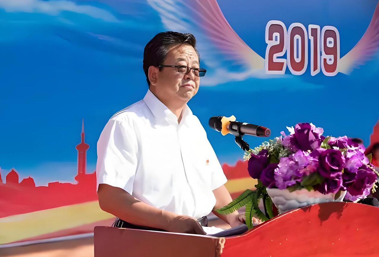 看照片他像个皮肤黝黑、憨厚壮实的庄稼汉，其实他是个才华横溢的文人，曾是宁夏灵武市