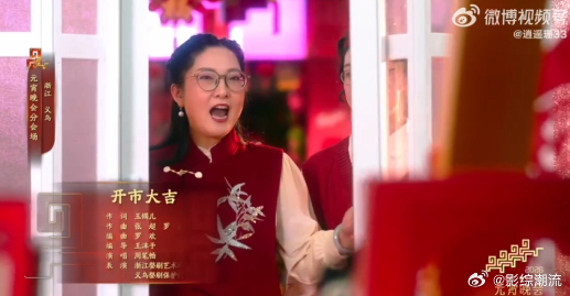 听周笔畅唱完今年一定发 周笔畅今晚的舞台简直是“好运发射器”！红裙子配金话筒，连