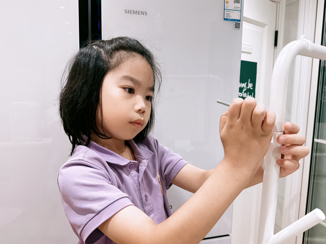 一个厉害小孩在帮我装衣架准备把这俩衣架放阁楼上挂衣服，把阁楼变成我的衣帽储藏间先