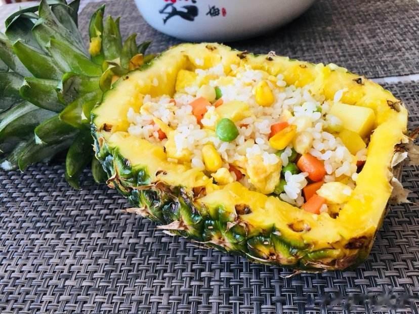 泰国新加坡印度尼西亚，咖喱肉骨茶印尼九层塔。说到东南亚，我最喜欢的还是菠萝饭，上