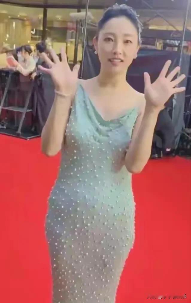 41岁白百何突现东京，网友集体惊呼：这还是当年的小妞女王吗？  

一看生图，脸