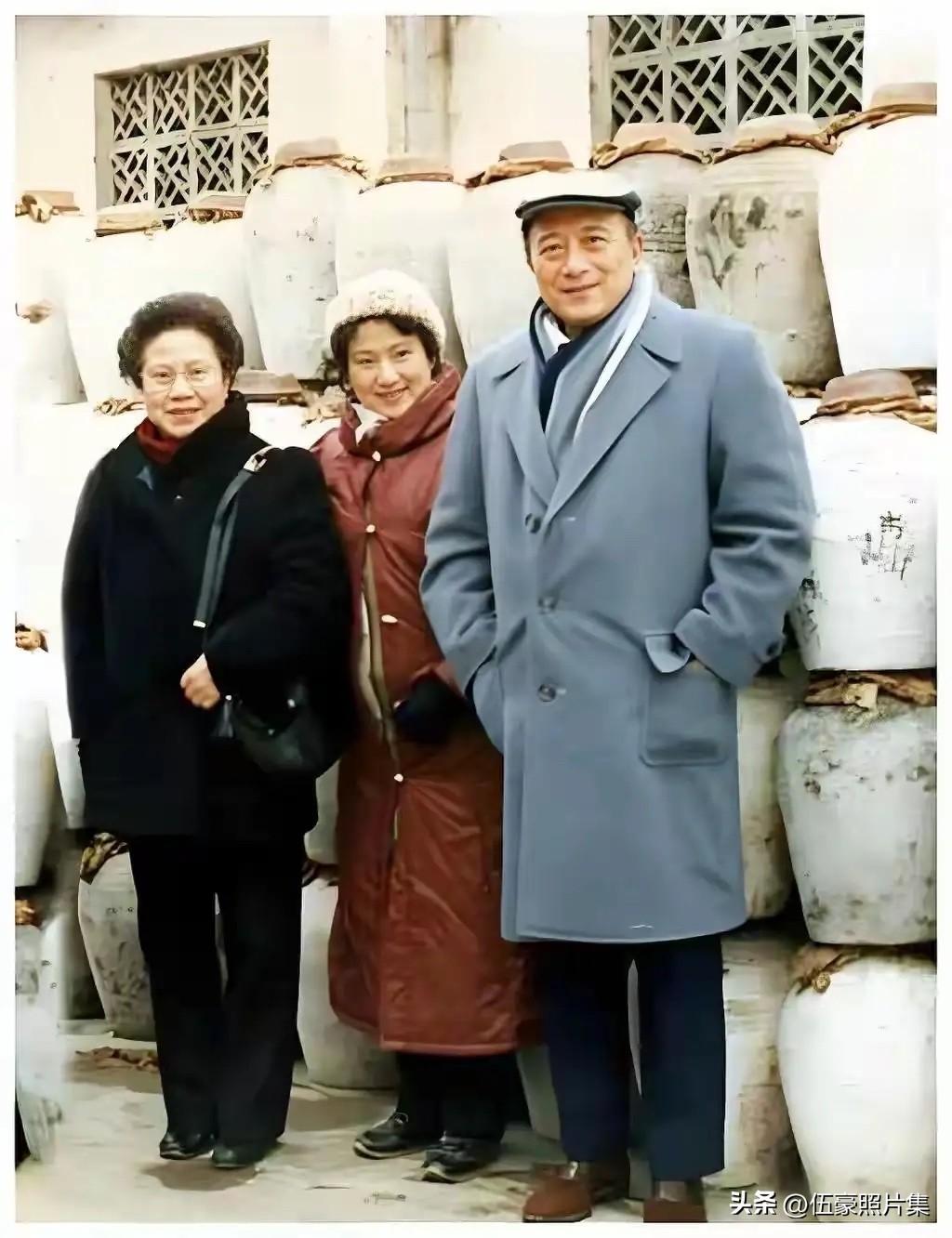 1980年，著名电影表演艺术家孙道临（右一）与夫人王文娟（中），徐玉兰（左一）在