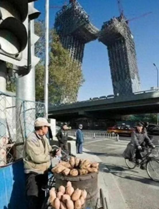 央视大楼，被俗称“大裤衩”，多年以后，央视大楼的洋人设计师“库哈斯”在国外媒体的