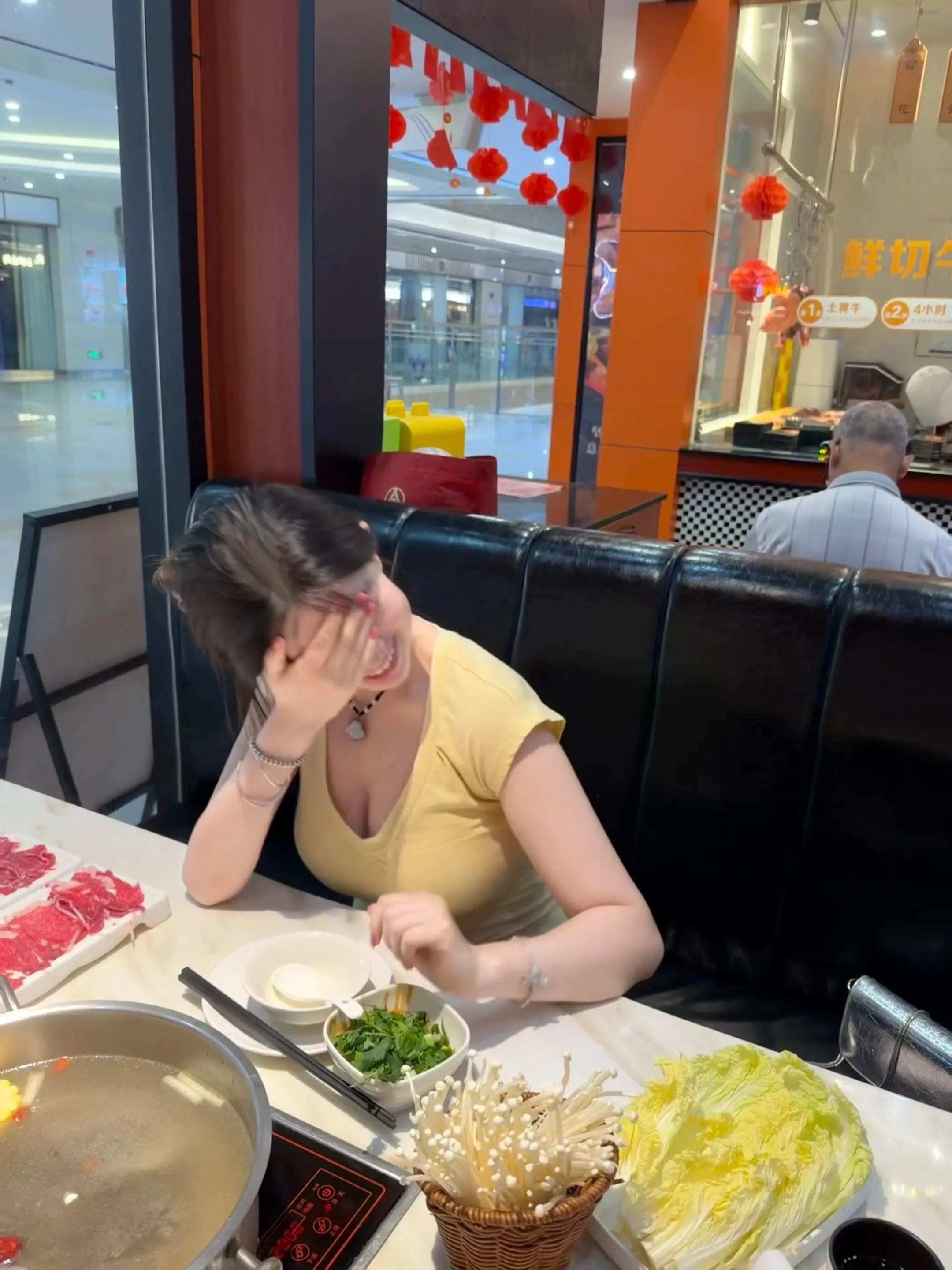 我只允许亲密的人知道我的近况 别人唯一知道的途径就是我在社交媒体的更新...