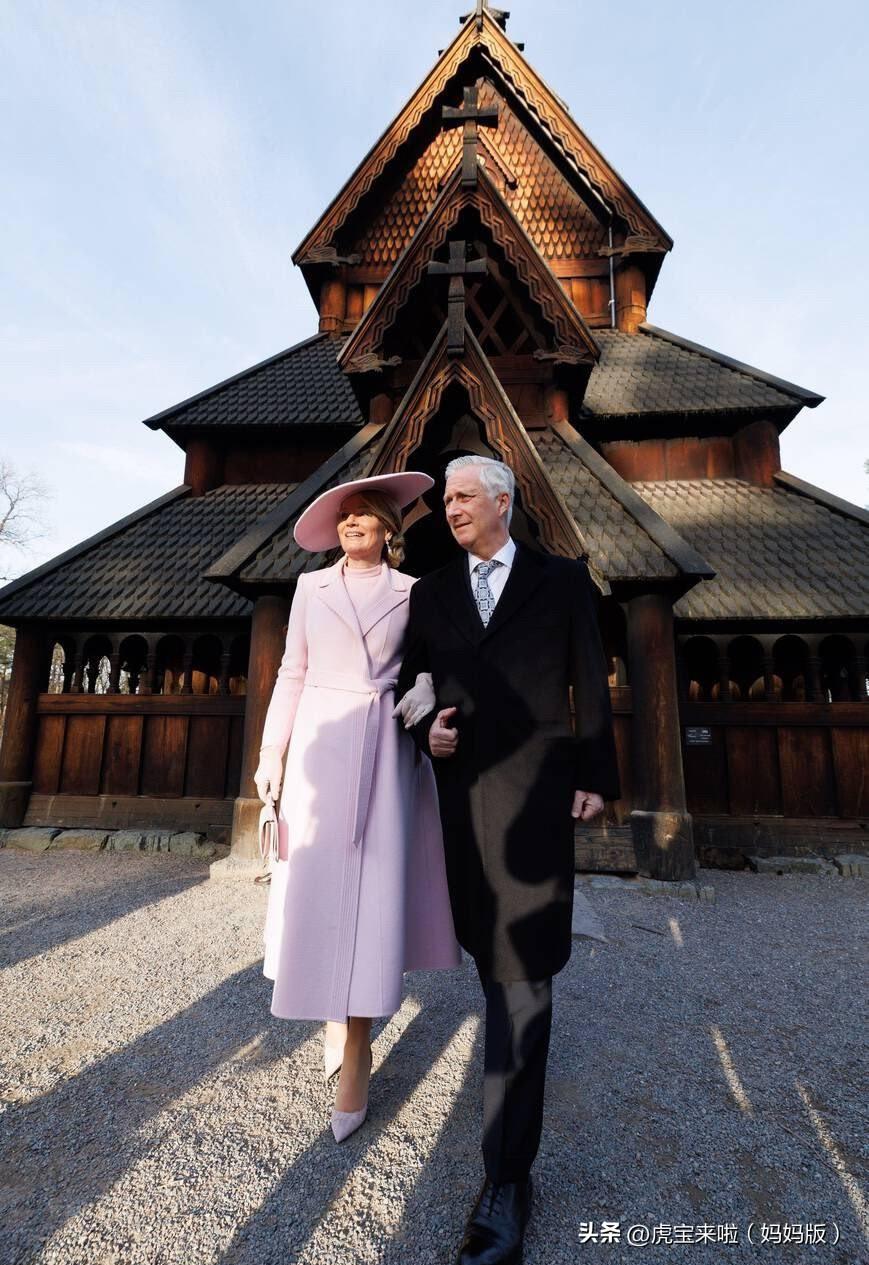 夫妻俩真是恩爱有加！在挪威访问时被摄影师抓拍到了这一组照片，日常生活中，可见国王
