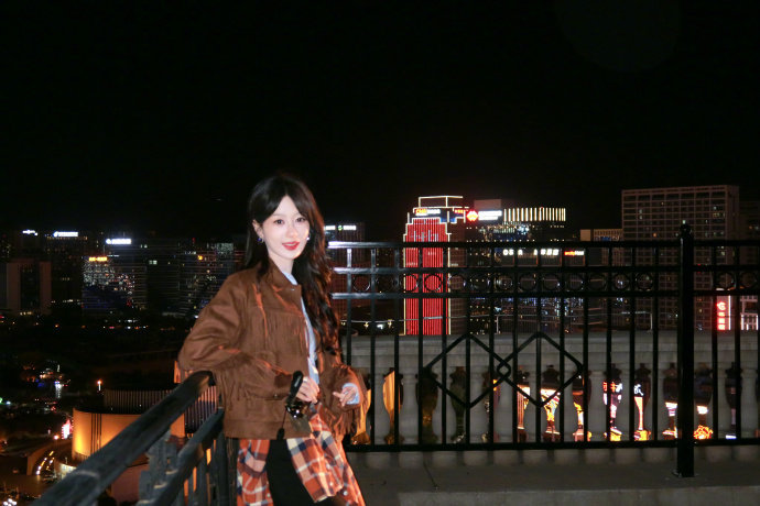 杨紫秋季天凉营业照杨紫秋日美拉德look 杨紫秋季天凉营业照，秋日美拉德look