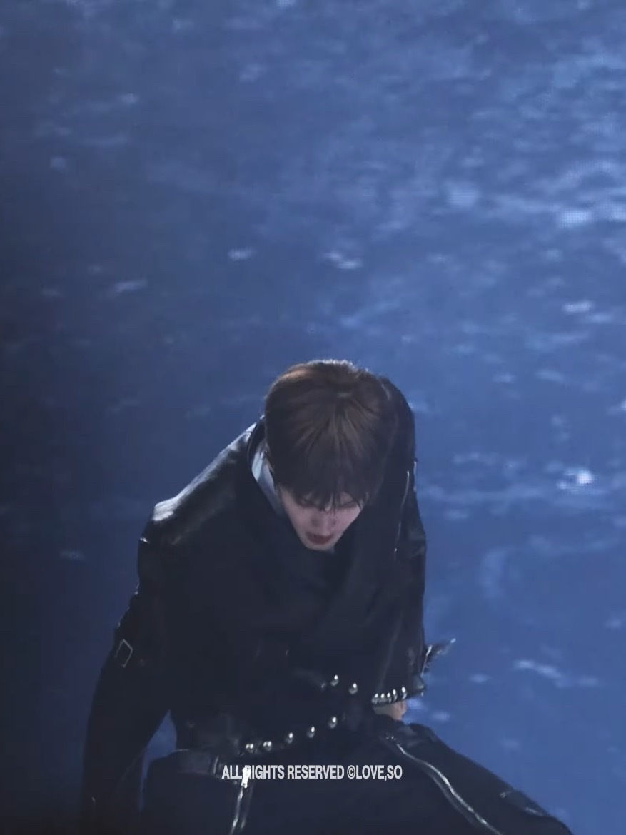 说实话我是在今天love，so的fame直拍里才get到这件皮衣的，好tm帅