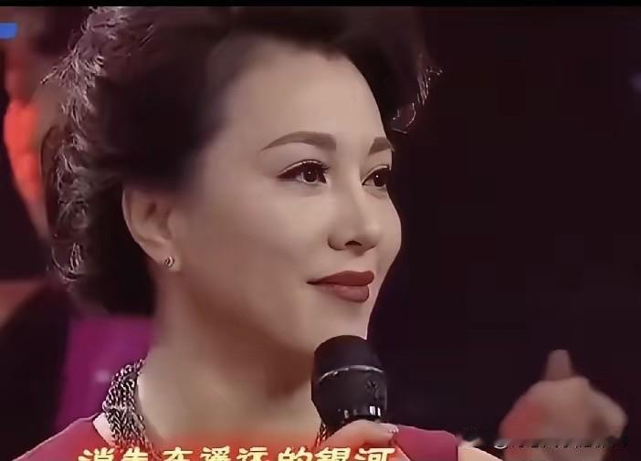 梦桐的颜值是真能打，标准的鹅蛋脸，加上精致的五官，气质也很亮眼，168的身高是标