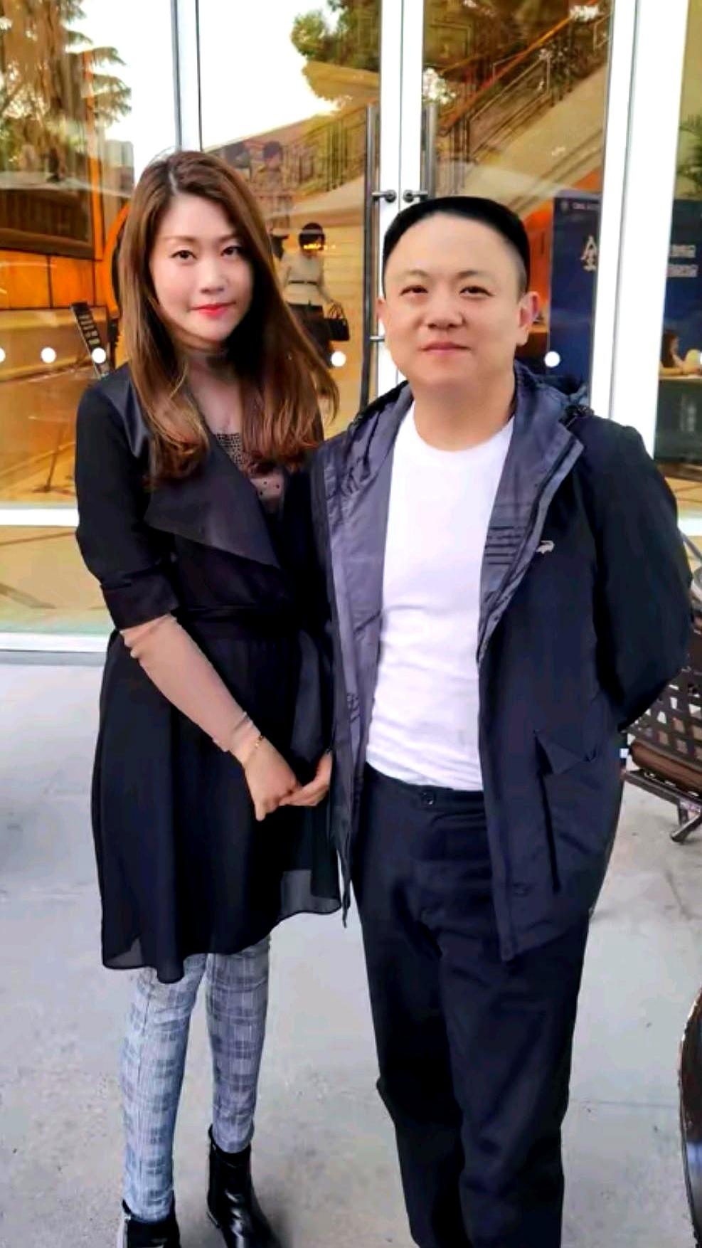 你要是只知道舒悦会演滑稽戏，那可就有点低估他了。
这位上海人熟得不能再熟的笑星，