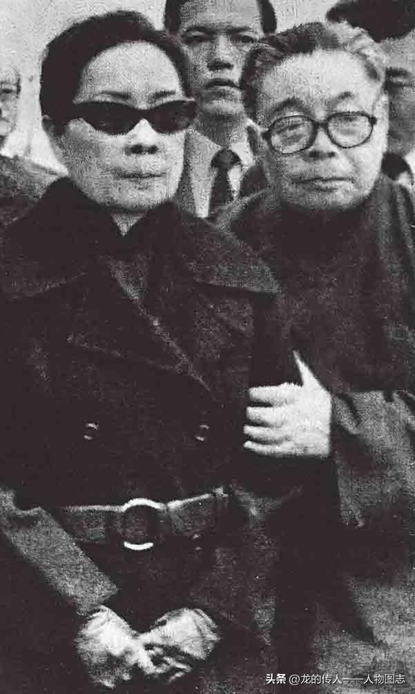 蒋经国搀扶着宋美龄向蒋介石告别