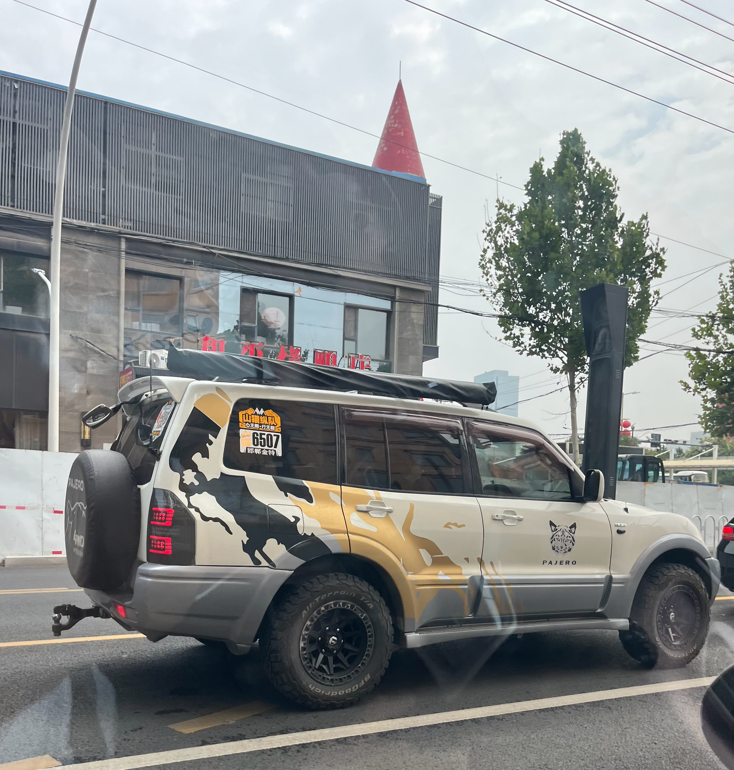 路上遇到的帅帕杰罗，这次回来天天开小电驴都没动过帕杰罗，今天得开开[doge]#