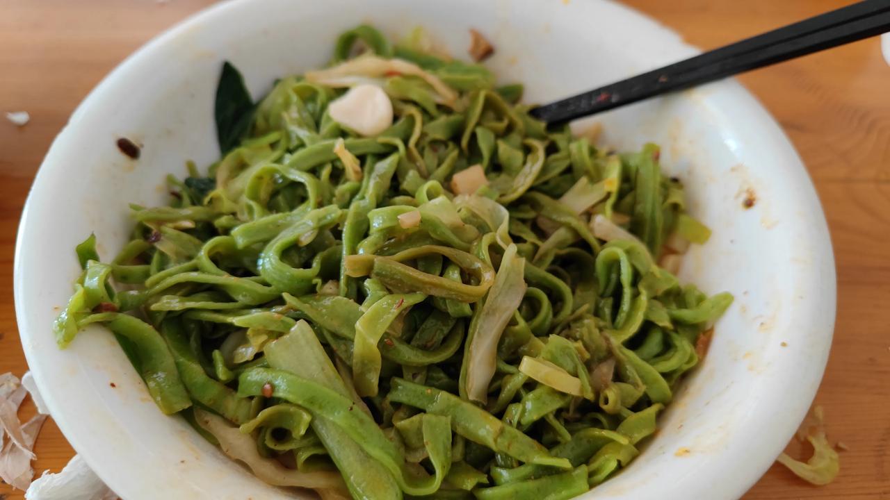 温馨提示：
西安吃饭，大份一定要量力而行。
这量太足了，不能说碗，这是大盘。吃的