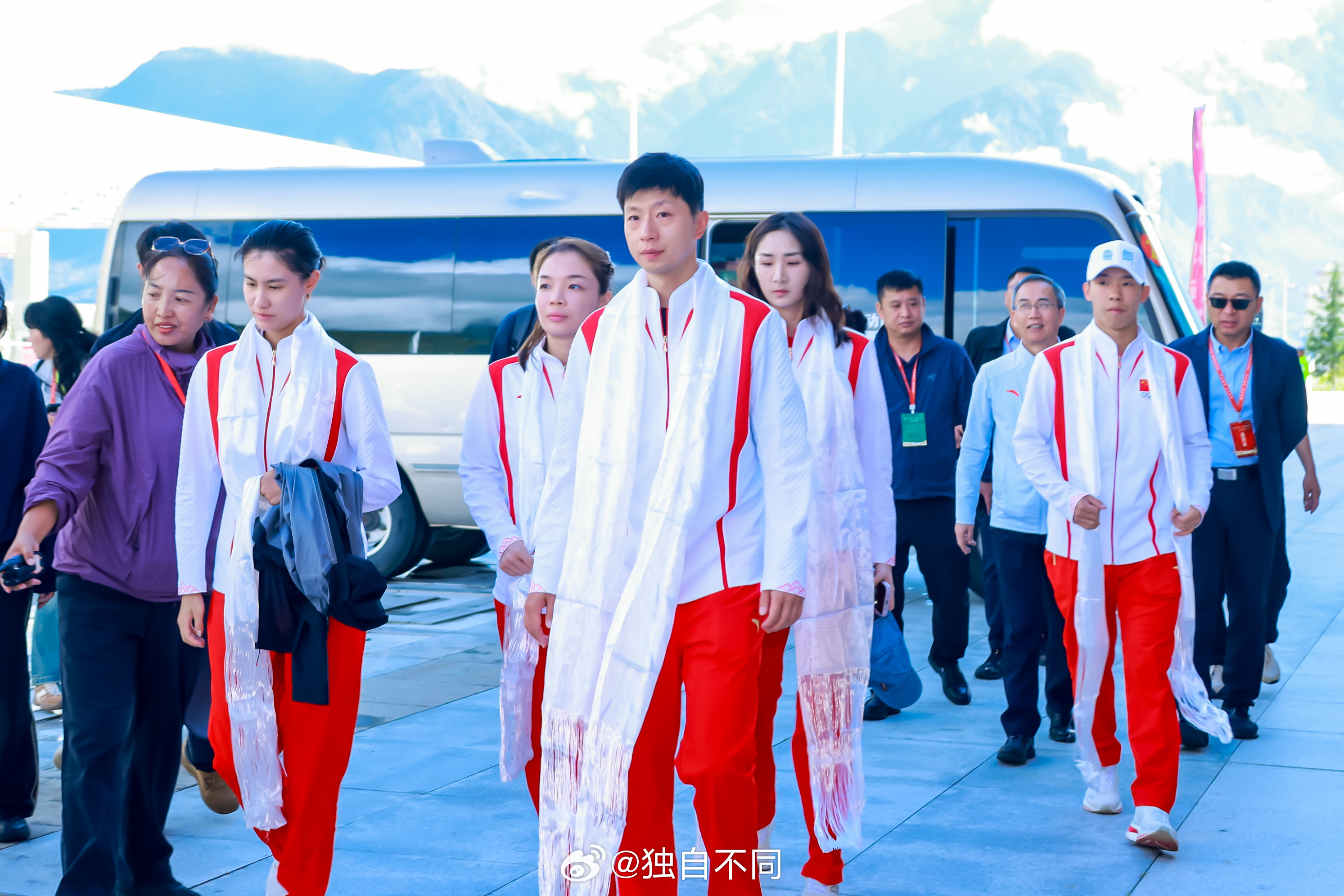中华体育精神绽放雪域高原  “决胜巴黎·绽放奥运——奥运冠军面对面”巡回宣讲活动