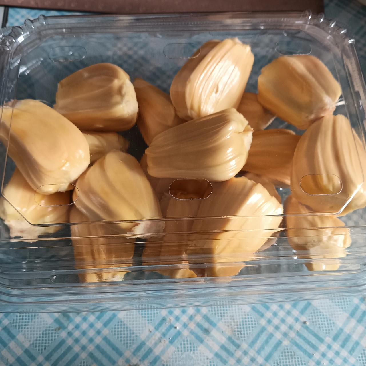 今天超市又搞活动了，菠萝蜜2.8一斤，我忍不住买了一个！

   今天看到我家附