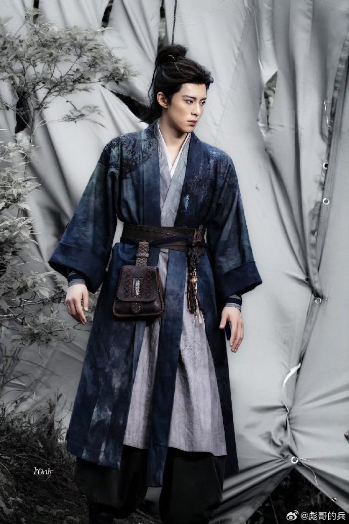 王鹤棣咸鱼飞升预热 这波预热节奏太懂粉丝心了！从氛围感路透到角色名曝光，王鹤棣的