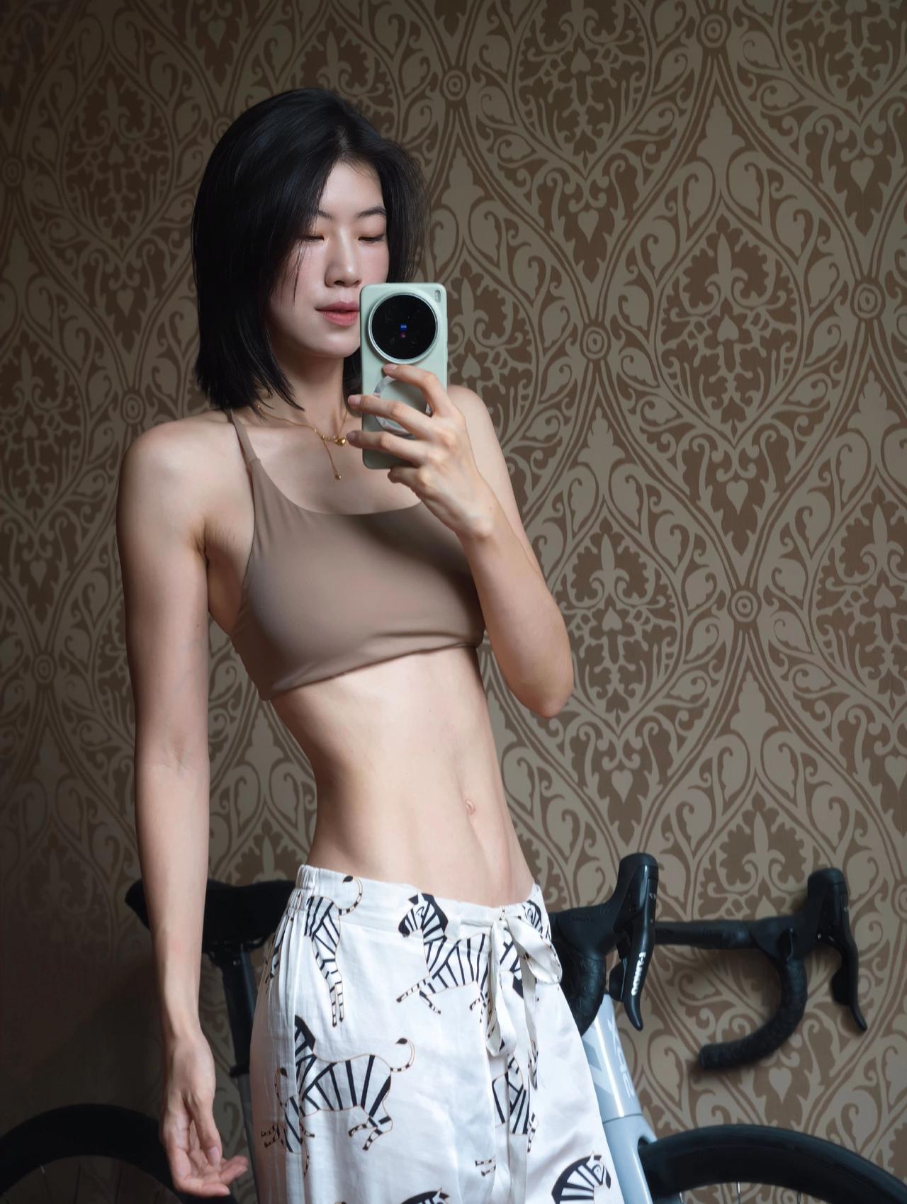 辣妹 腹肌马甲线 产后状态 身材管理是女人一生的必修课