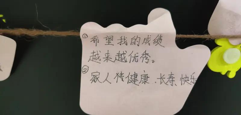 给自己一句话，你会说什么?  我会告诉自己：“每一回挫折皆是成长的勋章，坚持不懈