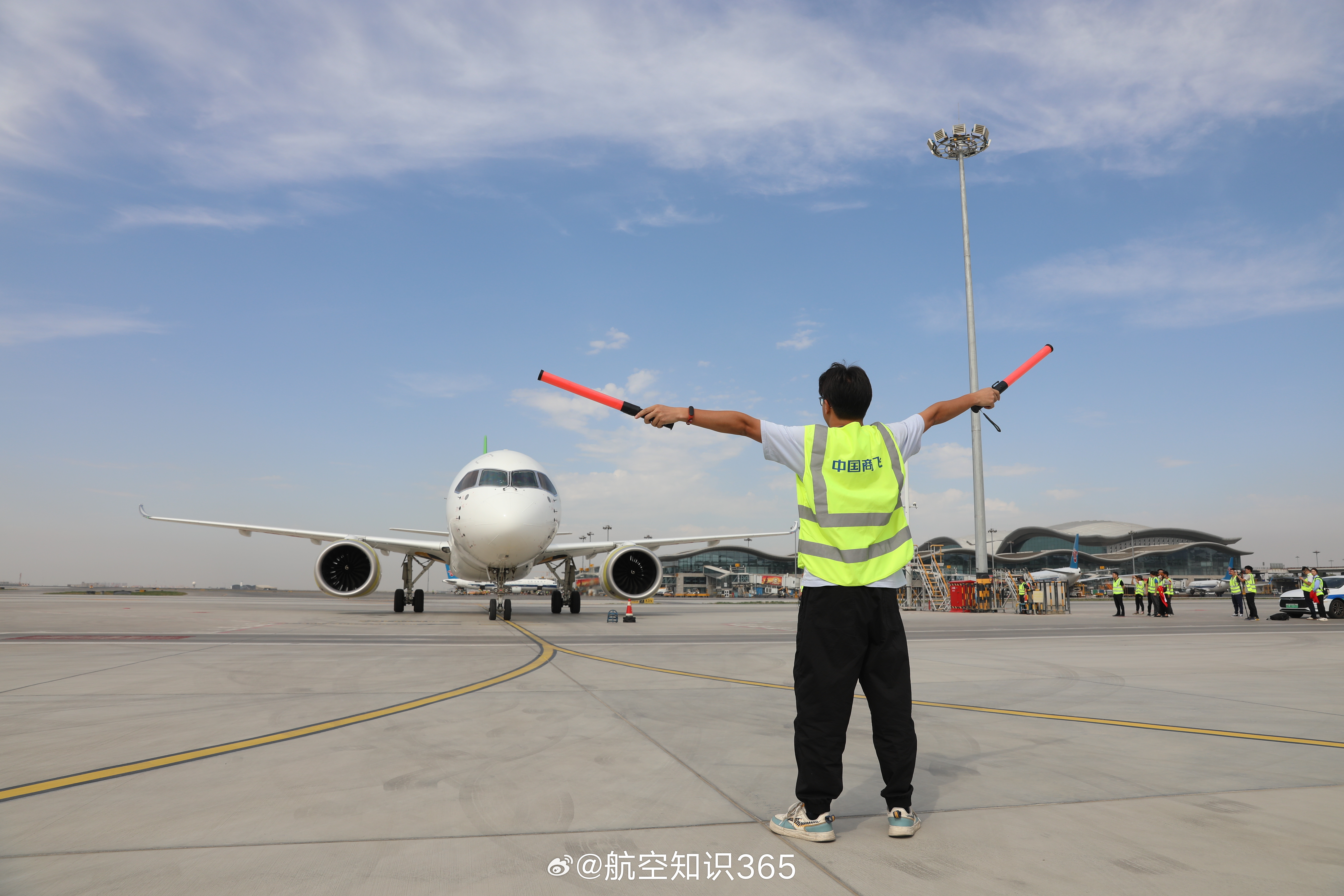 【C919、ARJ21齐聚新疆】2023年9月11日，一架蓝绿涂装的#C919#