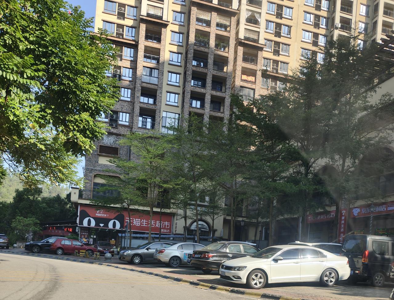 龙门富力养生谷最早期是天河区猎德村，冼村的拆迁户买的大户型，基本都是亲戚朋友住一