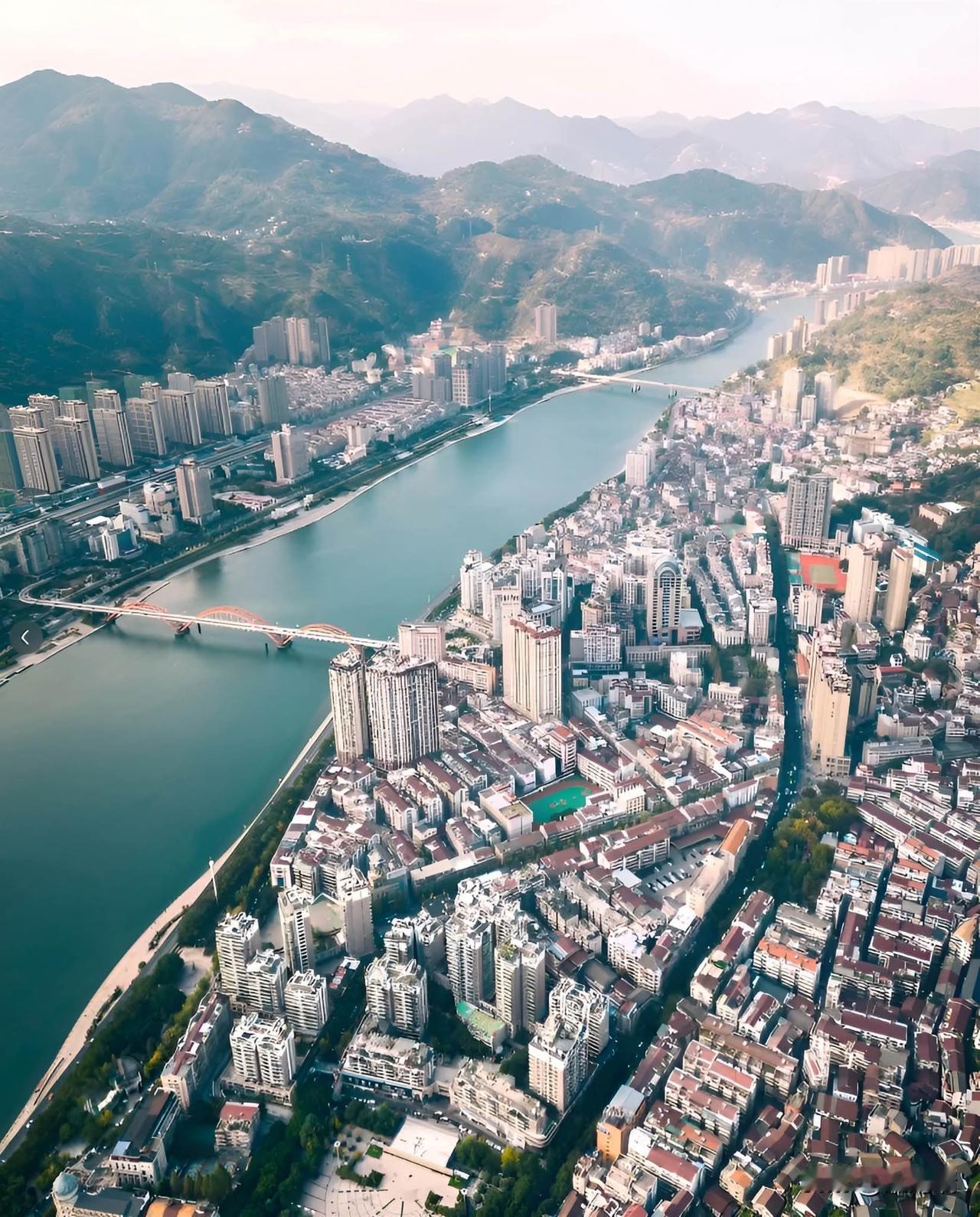 中国唯一一个能用欧元的小城——浙江省丽水市青田县。

青田有数十万华侨旅居世界各