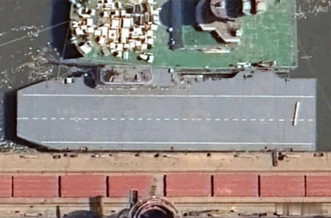 美“战区”网站称中方媒体的新镜头显示，三年前曝光的中国“无人机航母”正用来测试 