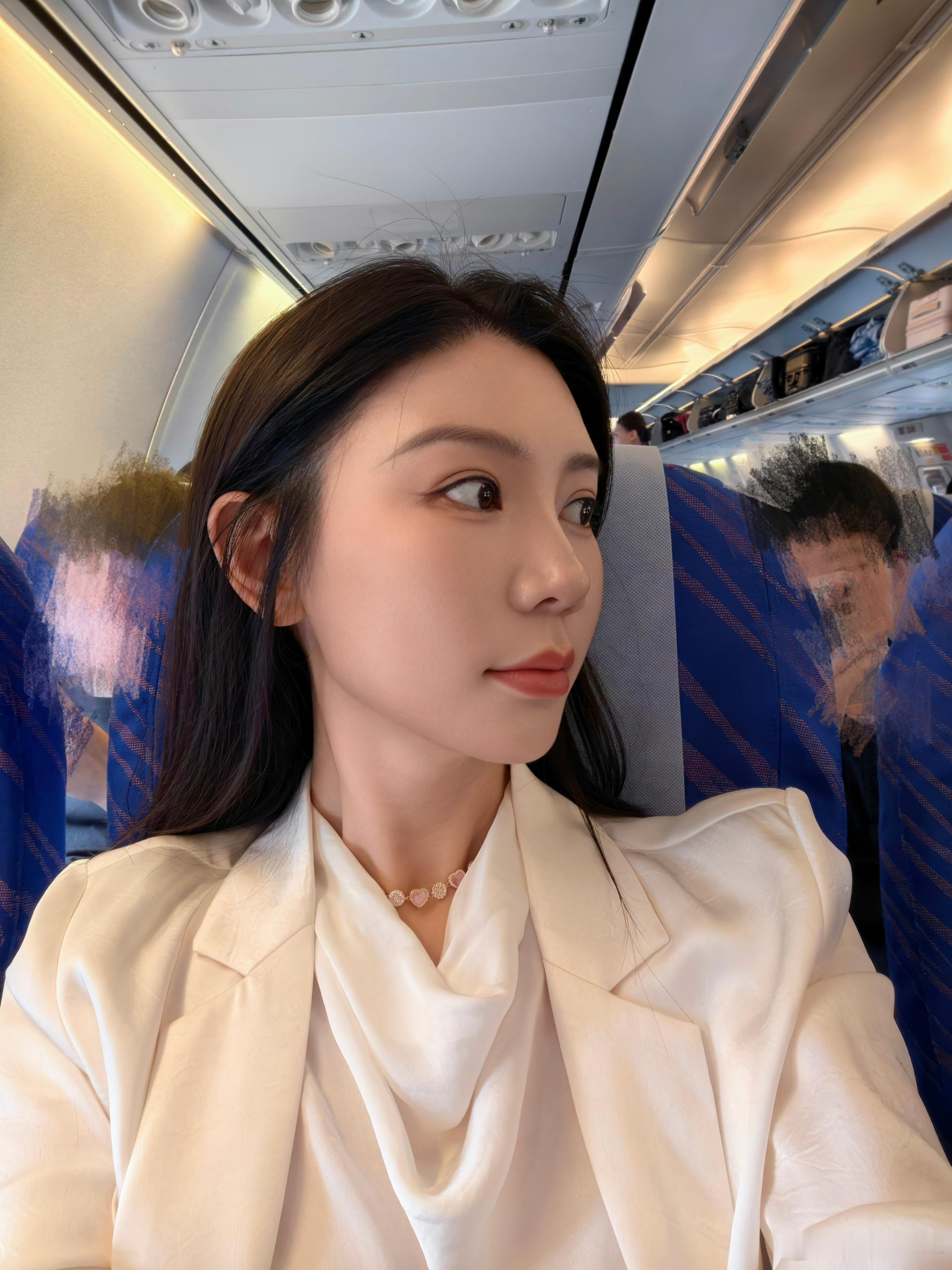 今天品牌官摄给我拍照的时候问我左脸、右脸哪边好看？我一时语塞配图分别是：左脸，全