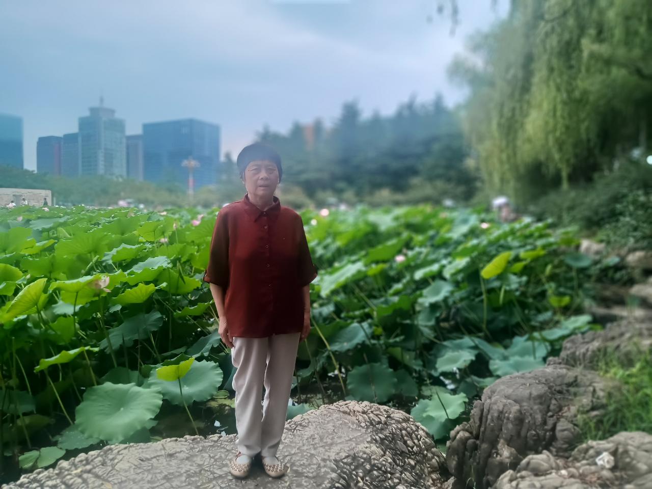 三人同行
必有我师
藏头诗
文/李兴伟
三人同行必有我师，
人生旅途必有出入。