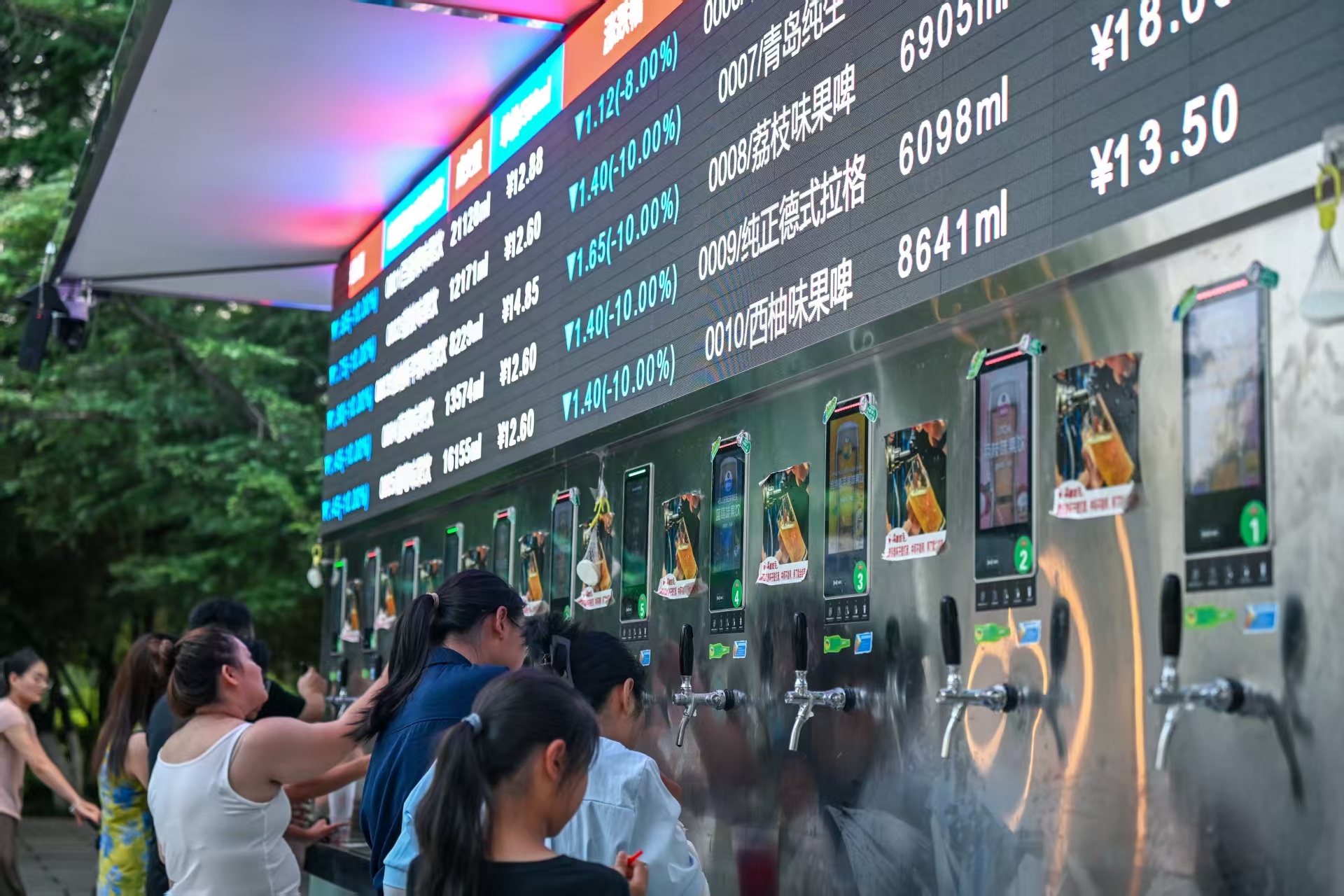 济南大明湖畔微醺夏夜 夏夜赴明湖，晚风送酒香。以夏夜微醺湖畔漫游为主题的首届明湖