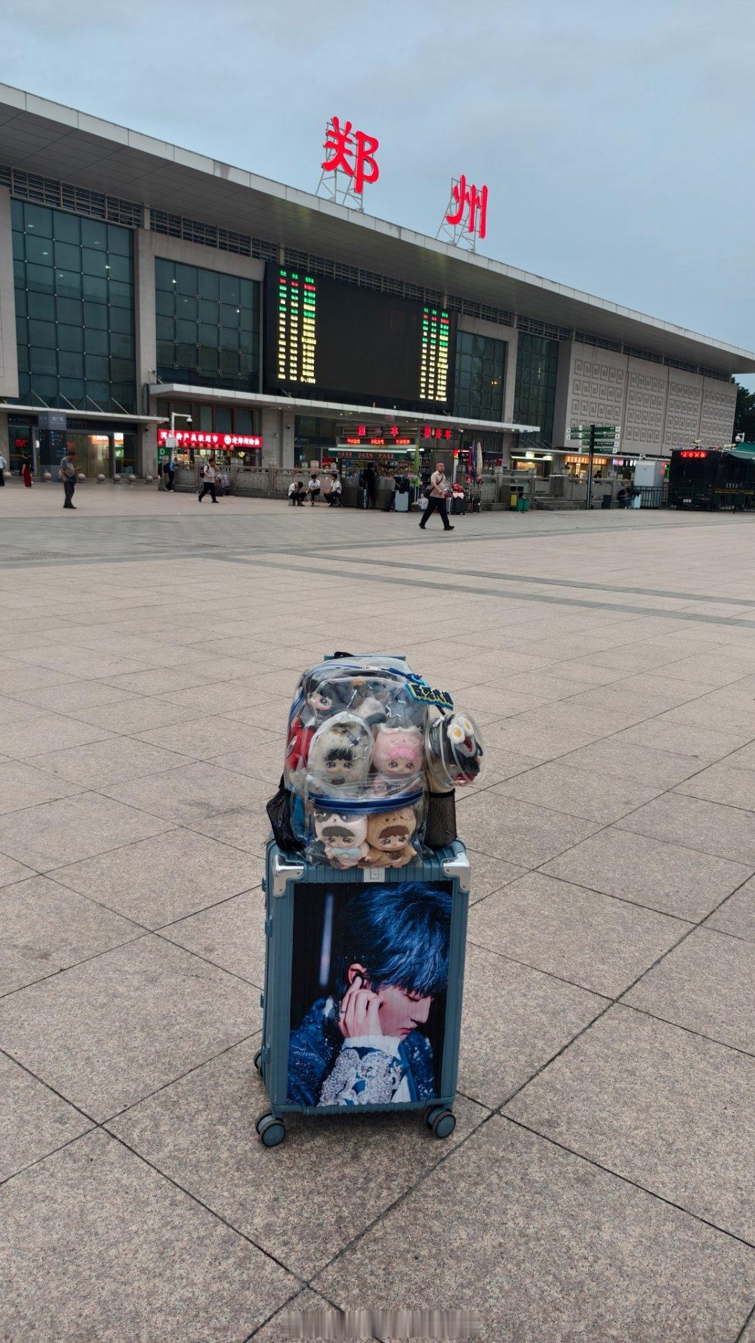 周深周深郑州演唱会 凌晨五点过到了！一丢丢闷热，还好。第一站，郑州万象城快闪店，