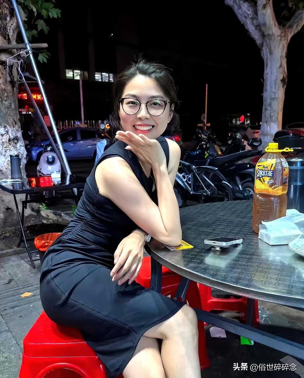 我表哥追了整整两年的嫂子，大家觉得值得吗？
夜市街边随手一拍，一身简约黑裙，戴着