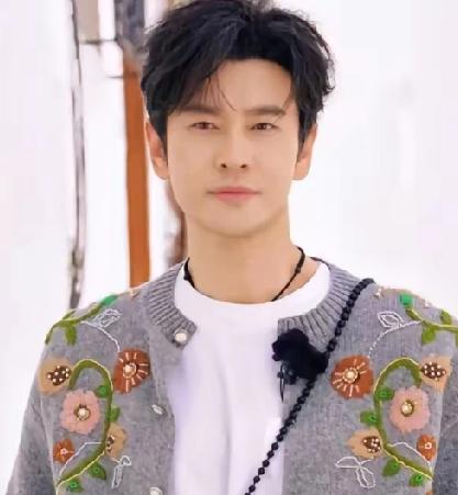 今日娱乐圈大瓜！黄晓明新加坡被拍，同行美女颜值惊人，审美太统一
 
    今日