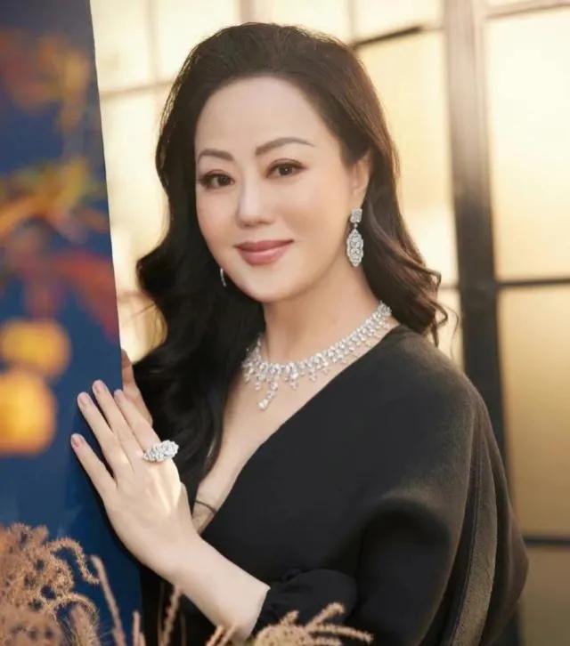 一天，记者问杨天真：