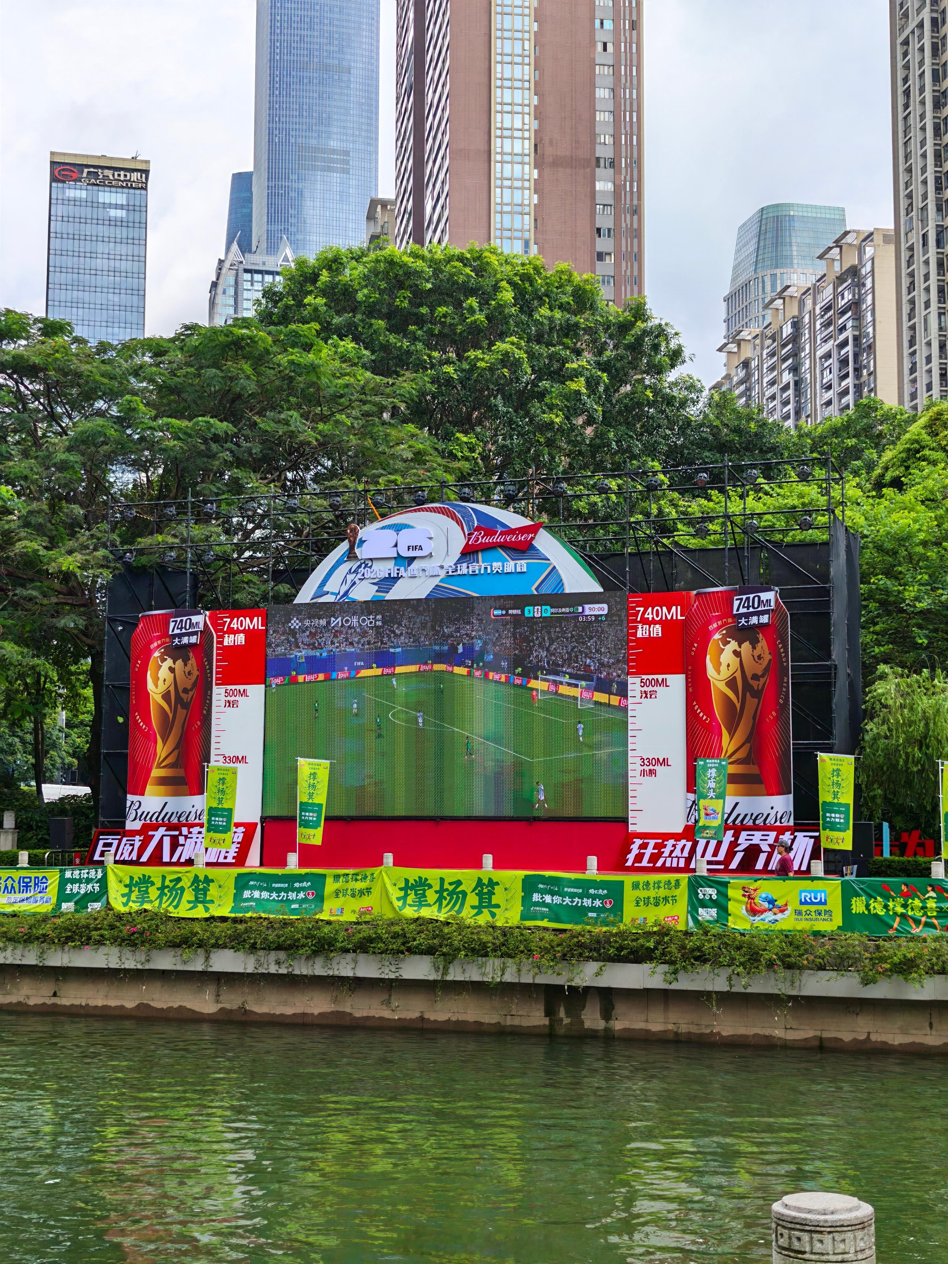 梅西帽子戏法压力给到C罗 在一个特殊的场景里，👀看世界杯 ⚽️。 
