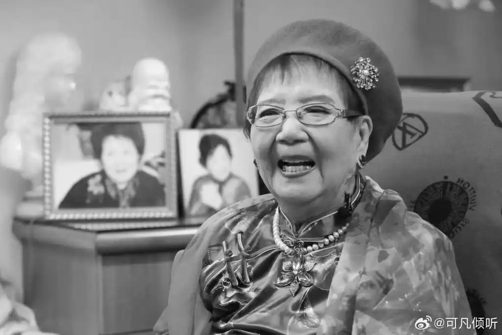 【#一代滑稽艺术大师嫩娘去世#】 #曹可凡悼念嫩娘# 今天，主持人曹可凡 发布微