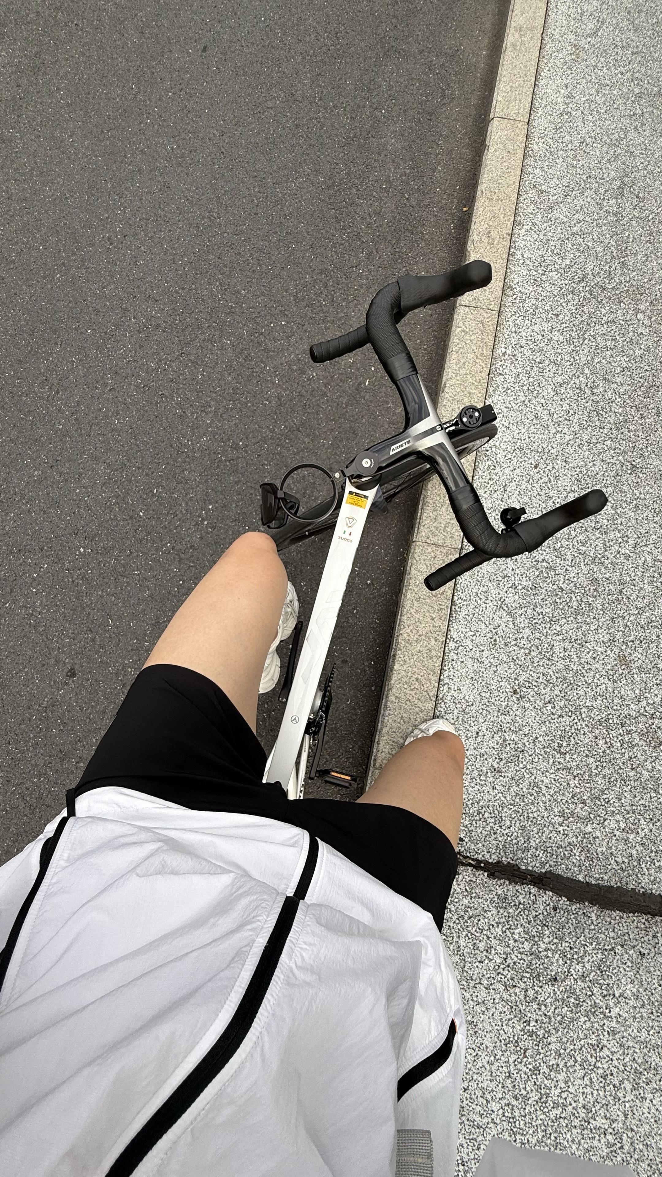 骑行人的腿