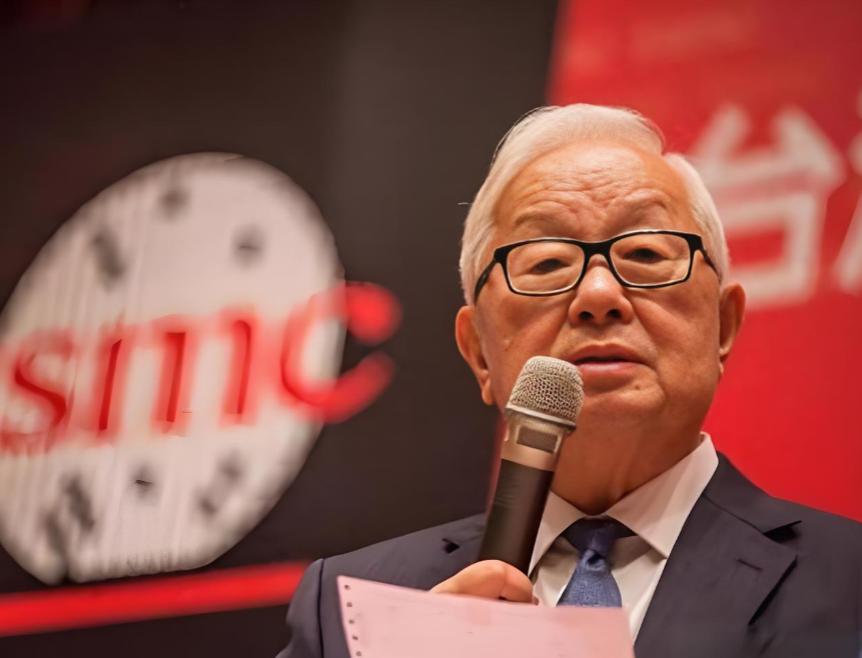 “尴尬了！”
特朗普万万想不到，自己绞尽脑汁从中国台湾地区“抢”来台积电，到最后